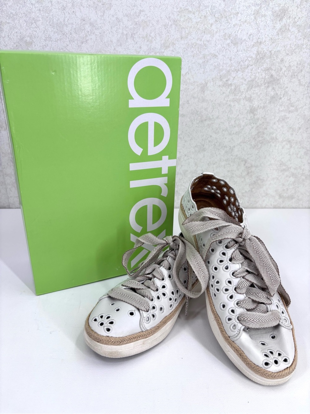 Aetrex Charlotte White Leather Perforated Lace-Up Sneakers, 40